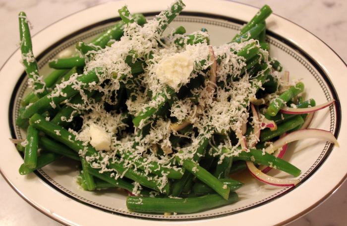 Green Beans with Minas Cheese and Brazil Nuts