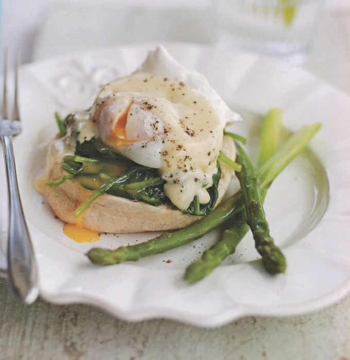 wc-Eggs-Florentine-with-Asparagus-Spears