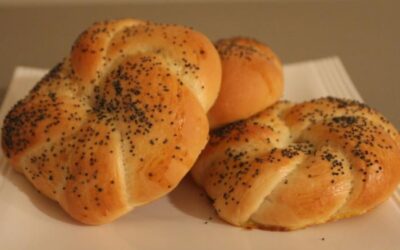 Knotted Dinner Rolls [and more] from Fine Cooking [RIP]